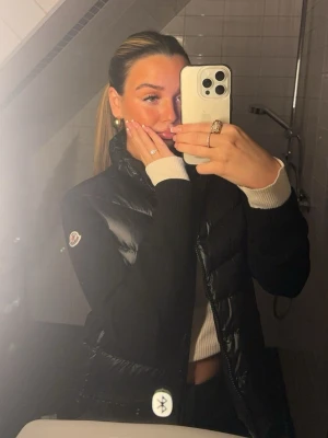 Svart cardiganjacka från Moncler - Snygg svart cardiganjacka från Moncler med quiltad, glansig framsida och stickade ärmar. Använd typ 3 ggr därav priset. 