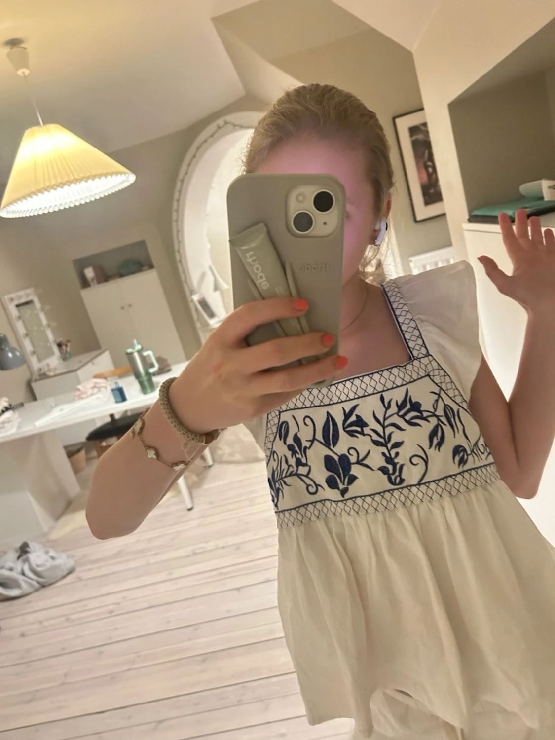 Vit blus med blå broderi - 1