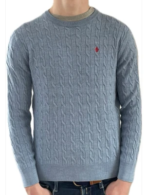 Morris kabelstickad tröja - Kabelstickad tröja i toppenskick Storlek XL men sitter som en M, jag på bild är 180cm lång Endast 319kr för följare Fråga gärna frågor