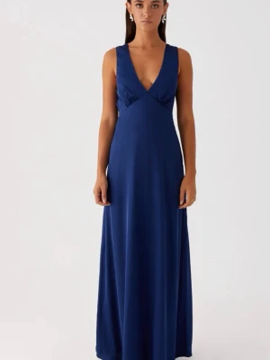 Marinblå långklänning med v-ringning - Jättefin marinblå långklänning. Storlek 38. Endast använd 1 gång💞