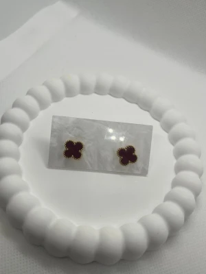 Fyrklöver örhängen  - Rostfritt stål,18k guldpläterade i burgundy 