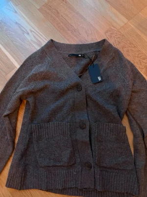 Brun kofta med stora fickor - Mysig brun kofta med tre knappar framtill och två stora fickor. Koftan har ribbstickade muddar och en avslappnad passform. Perfekt att slänga över en t-shirt för en chill look💕💕