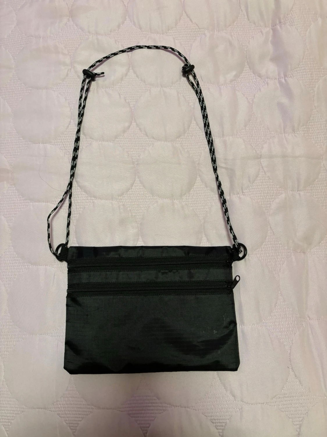 Svart axelväska med dragkedja