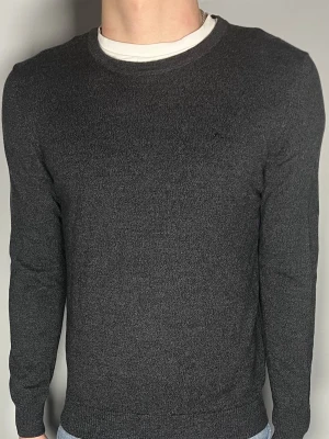 J.Lindeberg tröja - Säljer en riktigt snygg och trendig J.Lindeberg tröja i fint skick, storlek L men sitter som S, vid frågor är det bara att skriva //Gramenri