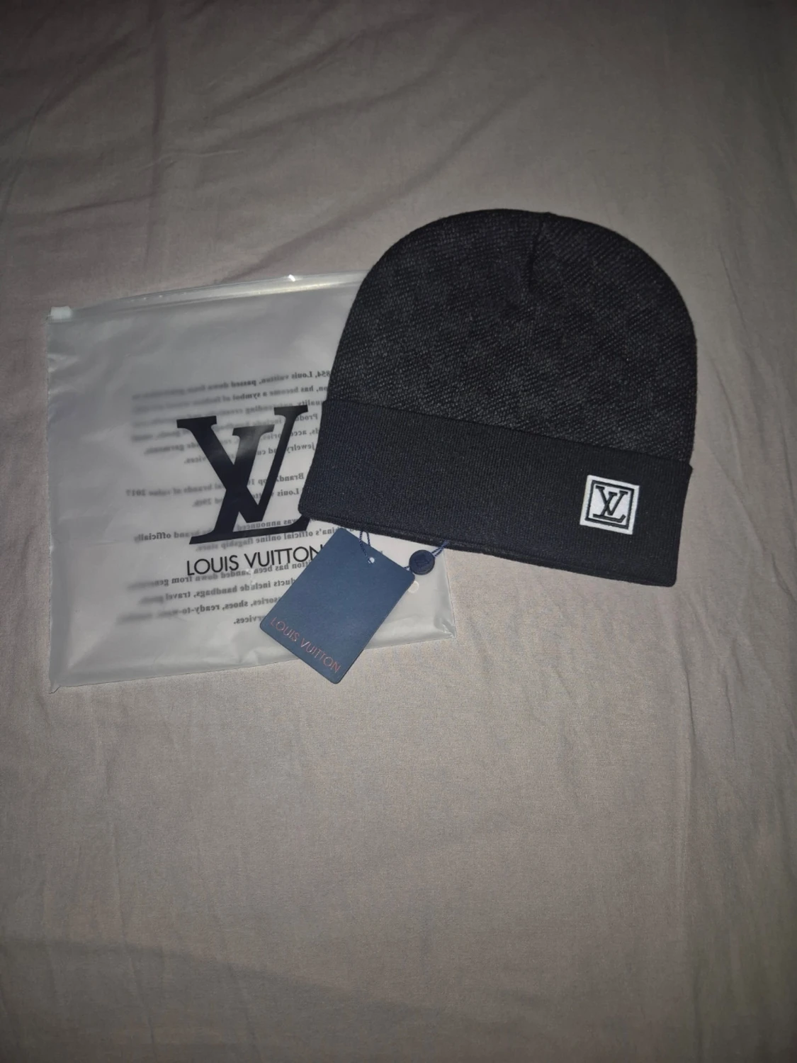 Svart mössa från Louis Vuitton - 1