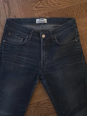 Vintage Acne Studios Jeans (Slim fit) - Vintage Slim fit acne jeans, modell ”Ace Oreo”. Storlek 30/32, små tecken av användning. Priset är inte hugget i sten!