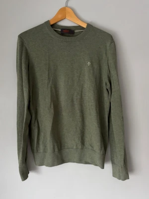 Olivgrön stickad tröja från Morris - Snygg olivgrön stickad tröja från Morris i 100% merinoull | Storlek S | Mycket bra skick! | Hör av dig vid frågor 🫱🏻‍🫲🏼