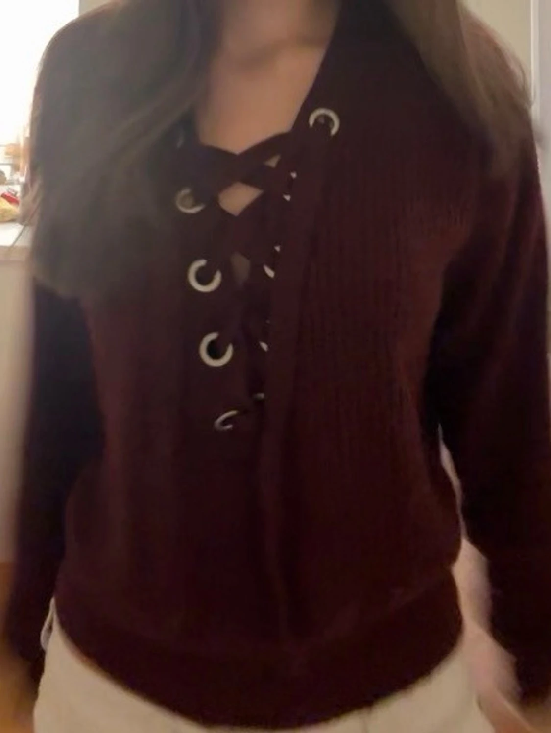 Vinröd stickad tröja med snörning - 1