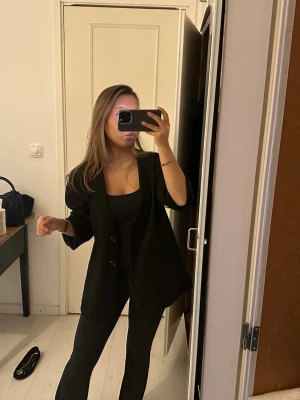 Svart kavaj  - En jättefin oversized kavaj från only i storlek xs. Aldrig använd med lappen kvar🥰