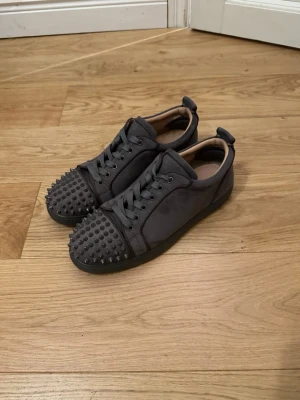 Christian Loubutins - Ett par riktigt feta gråa loubutins i storlek 43 utan några som helst skador. Knappt några slitningar på undersidan och sparsamt använda. Box och dustbag följer självklart med. Tvättar också självklart skorna innan jag skickar