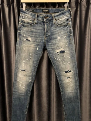 Jack&jones jeans - SLIM GLENN  - Jack n jones jeans - skick 8/10, fint skick! - storlek 29/32 - Modell: Slim Glenn - sjukt schyssta jeans med tvärfeta slitningar - hör av er vid frågor🤝