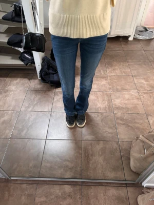 Blå bootcut jeans från LTB - Säljer ett par klassiska blå bootcut jeans med normal midja (midwaist) och lätt utsvängda ben. Köpta från zalando men är från märket LTB i modellen Fallon. Storlek 26/32. Midjemått tvärs över ca 35 cm men är lite strechig. Innerbenslängd 80 cm. Passar bra i längden på mig som är 170 cm. Små slitningar längst ner på benen baktill. Nypris 799 på zalando. Bara att höra av sig vid frågor🤗