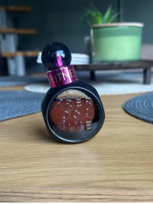 Britney Spears Prerogative parfym 30ml - En cool parfymflaska från Britney Spears, Prerogative Eau de Parfum, 30 ml. Flaskan är rund med svart och rosa detaljer samt genomskinligt fönster som visar den rosa vätskan. Perfekt för dig som gillar unika och snygga flaskor. Använd ett fåtal gånger 
