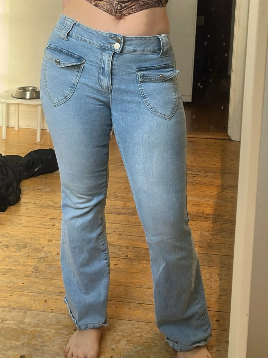 Ljusblå jeans med fickdetaljer
