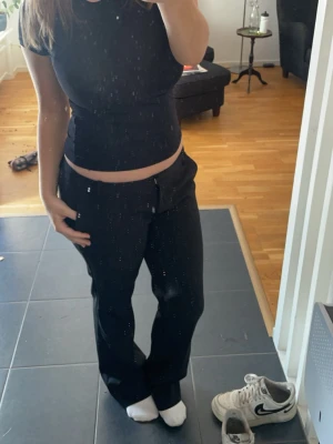 Bik bok kostymbyxor  - Säljer ett par svarta lågmidjade kostymbyxor ifrån bikbok