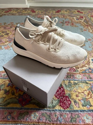 Brunello Cucinelli Knit runners - Stilrena beige sneakers från Brunello Cucinelli i storlek 44. Använda men väldigt bra skick. Retail 890€. Riktigt schyssta till våren och sommaren