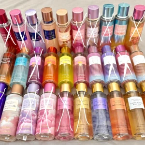 SÖKER! Victoria's Secret body mists mix - SÖKER ALLT DE PÅ BILDEN FÖRUTOM DE SOM ÄR MARKERADE MED ETT ”X”. Obs!! Har inga av dessa söker ENDAST! Kan betala upp till 150-200kr beroende på vilken doft de är.