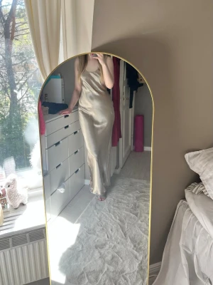 Champagnefärgad långklänning med öppen rygg - Champangefärgad långklänning från Asos i strl 36/S. Jag är 175 lång. Den är använd 1 gång men är som oanvänd i skick. Perfekt till bal, bröllop eller fest. Har öppen rygg! Skriv om du har frågor eller för pris.