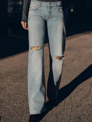 Blå Zara jeans med hål - Eftertraktade blå jeans med hål från Zara, storlek 32
