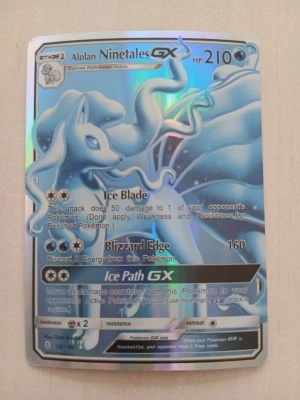 Alolan Ninetales GX Pokémonkort - Säljer ett holografiskt Alolan Ninetales GX-kort från Pokémon. 