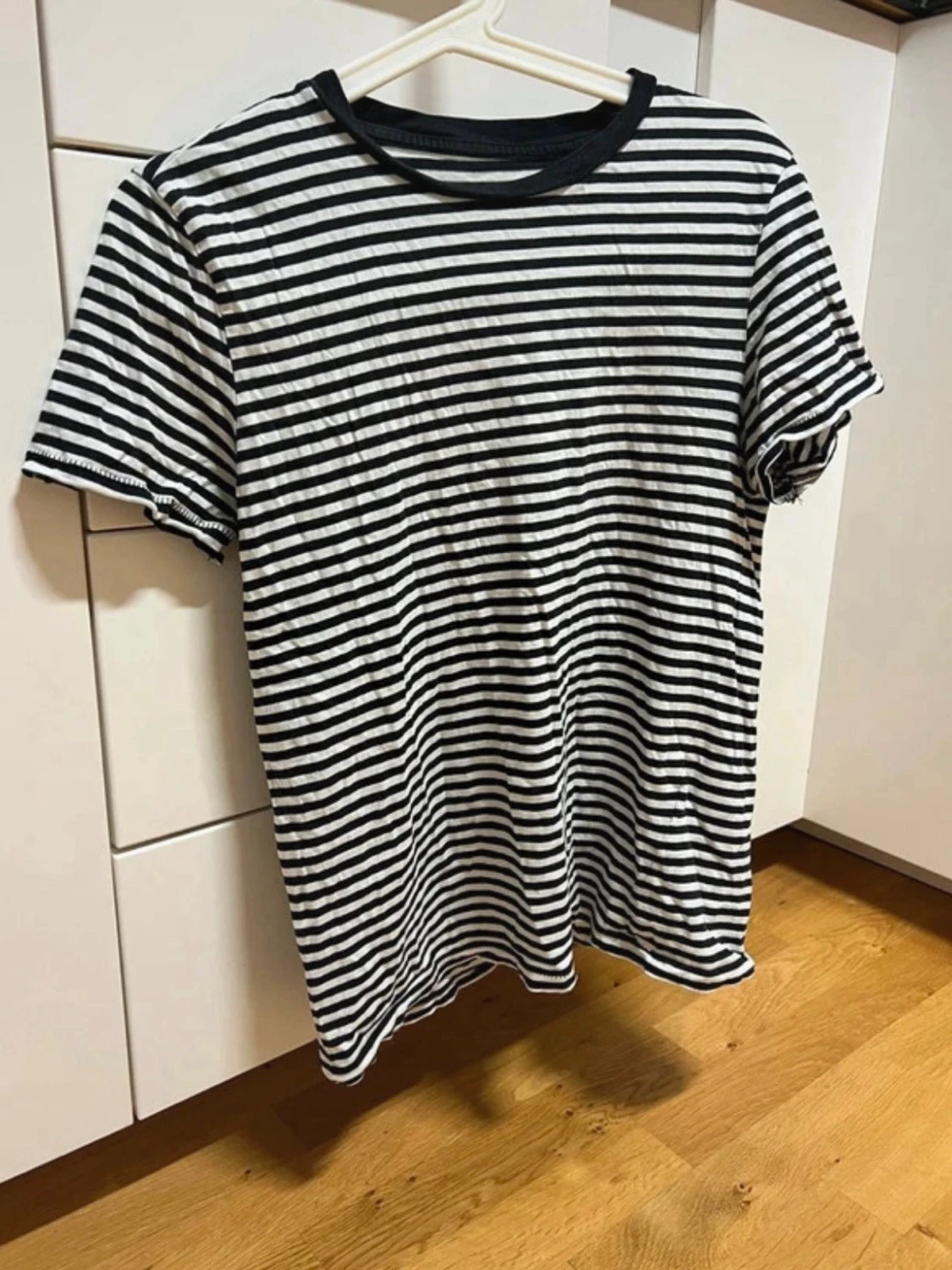 Svartvit randig t-shirt