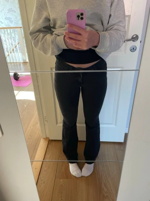 Svarta lågmidjade bootcut jeans💕 - Säljer ett par svarta bootcut jeans med låg midja. Jeansen har en lätt utsvängd passform nedtill och är stretchiga.🤗 Deffekt på framsida lår och lite urtvättade i färg, skriv för en bild😊