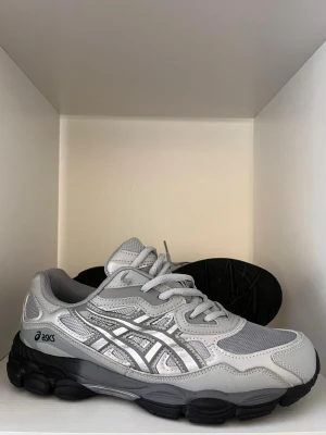 Asics gel nyc  - Helt nya Asics Gel Nyc med lapp   i storlek 42  boxen inkluderas ✅  inga defekter ✅ 