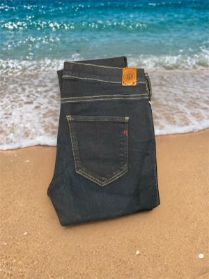 Replay Jeans Mörkblå - Snygga mörkblå jeans från Replay. 27/30