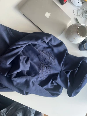 Mörkblå hoodie från Polo Ralph Lauren - Snygg sällsynt mörkblå hoodie från Polo Ralph Lauren med broderad logga framtill. Klassisk modell med huva och mjukt material som känns skönt mot huden. Perfekt för en avslappnad och trendig stil.