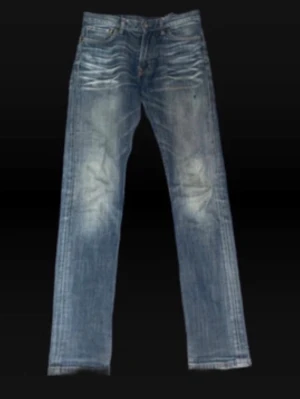 Blå denim jeans  - Säljer ett par blå denim jeans med raka ben och snygga slitningar framtill och baktill. Dem är i väldigt bra skick👍Storlek i midjan/ 28