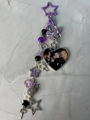 GTBSBE//PURPLE - keychain - ⭐️GTB/SBE keychain ⭐️ ✨🤍 FREEBIES (godis & random stickers) ingår i alla beställningar över 70kr 🤍