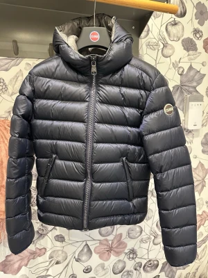 Svart pufferjacka från Colmar - En marinblå colmarjacka. Använd mycket men är i bra skick. Priset kan diskuteras☺️