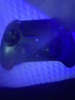 Svart trådlös handkontroll CEP518 - Säljer en svart trådlös handkontroll från CEP518 med klassisk design, två analoga spakar, styrkors och flera knappar. Passar perfekt för gaming och har en ergonomisk form som ligger skönt i handen. Materialet är plast och kontrollen har en modern look. Till ps4.