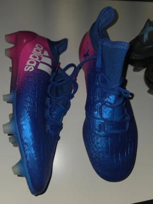 Adidas X 16.1  stl 40 2/3 - Tja säljer mina adidas X16.1 stl 40 2/3 jätte fina och en äldre model men jättesköna o lätta använt dom 1 gång men det är tyvärr inga skor för mig ! Som nya !