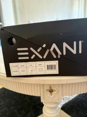 Svarta sneakers Exani Aviator M - Svarta sneakers från Exani, modell Aviator M. Skorna har en sportig design med ventilerande mesh-ovandel och svarta snören. Sulan är vit och ger en snygg kontrast. Perfekta för en aktiv livsstil och passar till många outfits.