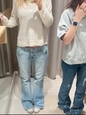 Lågmidjade bootcut jeans  - Säljer världens snyggaste jeans. De är trasiga i ändarna vid fötterna, men det går att klipp bort! Storlek M, men passar S som på bilden.