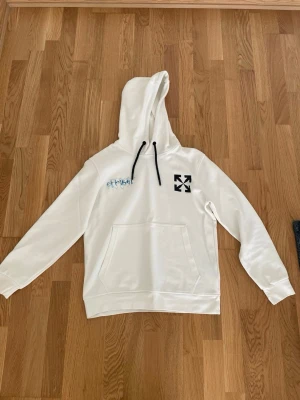 Vit hoodie från Off-White - Säljer en vit hoodie från Off-White med svart logga på bröstet 