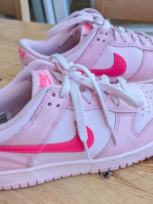 Nike Dunk Low Triple Pink stlk 38,5 - Unika Nike Dunk Low Triple Pink, denna färg finns ej att köpa längre. Absolut nyskick, använda vid max 3 tillfällen. Köpta på specialsneakersbutik på Triangeln, Malmö. Stlk 38,5. Skickar snabbt.