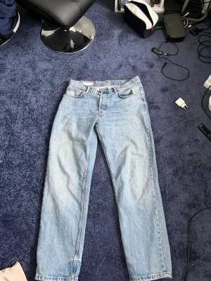 Ljusblå raka jeans från ZARA - Ljusblå jeans från ZARA med klassisk rak passform och femficksdesign. Jeansen har normal midja och är tillverkade i denim med synliga sömmar. Perfekta för en avslappnad och trendig stil.