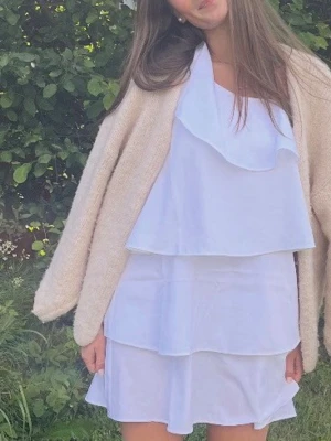 Vit volangklänning med lager - Söt vit klänning med flera volanglager. Perfekt skolavslutnings outfit!!