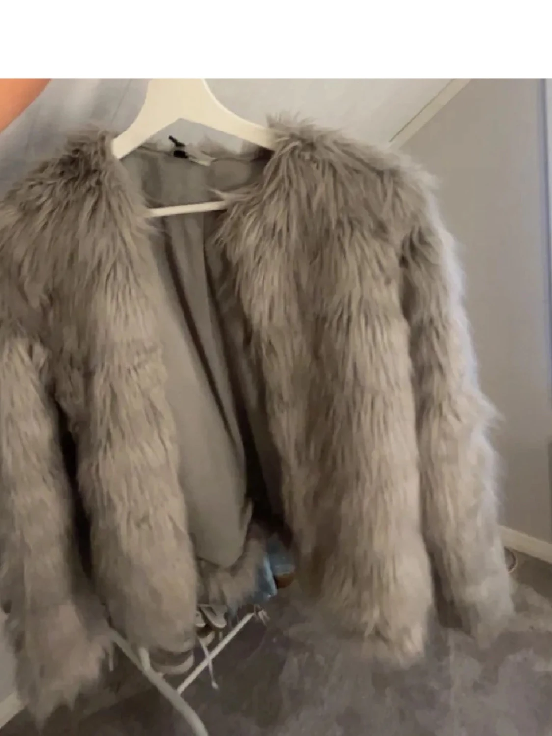 Grå fluffig pälsjacka - 1