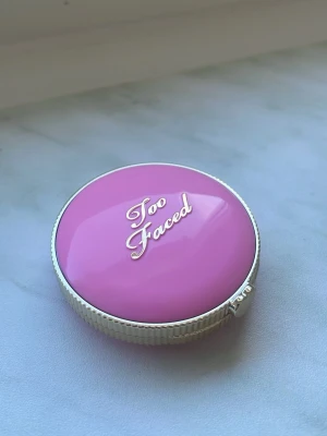 Rosa rouge från Too Faced - Säljer pågrund av att det inte riktigt är min färg, använt 2 gånger🩷den är i färgen candy clouds 