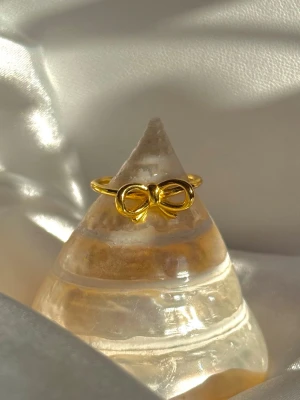 Handgjord Rosett Ring i Guld - Handgjord Rosett ring i platerad guld med silver som basmetall 🎀Vattentålig och och allergivänlig🌊Justerbar storlek! 🫶🏼