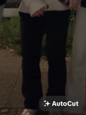 Svarta raka kostymbyxor - Snygga svarta kostymbyxor med rak passform och låg midja. Byxorna har klassisk design och är perfekta för en stilren look. Materialet ser ut att vara vävt tyg som ger en dressad känsla.