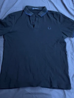 Fred Perry Piké tröjor 6st - Säljer dom för att de inte passar längre, dom är använda men i bra skick utan några skador alls. säljer alltihop samtidigt pga av att jag inte orkar lägga ut enskilda annonser, och alla tröjor är i strl Medium. Skriv om ni har frågor.