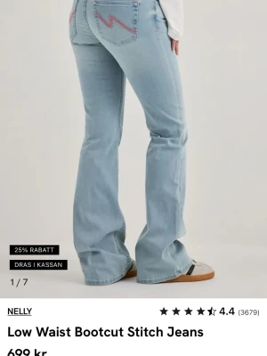 Bootcut jeans med låg midja från Nelly - Säljer ett par fina jeans från Nelly. De är bara använda en gång så väldigt bra skick, säljer för att jag köpte fel storlek❣️ De har pytteliten fläck längst ner på benen men inget som syns. 