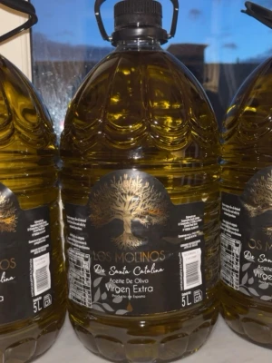 Los Molinos olivolja 5L - Stor plastdunk med 5 liter extra jungfruolivolja från Los Molinos. Handtag upptill för enkel hantering. Perfekt för matlagning och sallader.