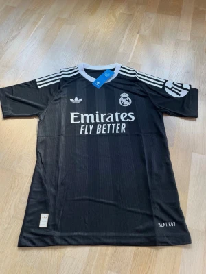 Real Madrid 2026 - Helt ny med tags, storlek M. Har andra modeller på lager så hör av dig