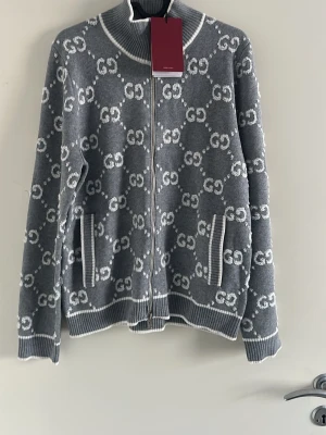 Snygg GG monogram tröja - Säljer den fina GG monogram tröja i storlek M som passar även S jätte fin jätte bekväm och perfekt inför sommaren. Kan diskutera priset ifall du skulle vara intresserad. Alltid öppen till bud och tagsen allting finns. Vid fler bilder så går det bra att kontakta mig 