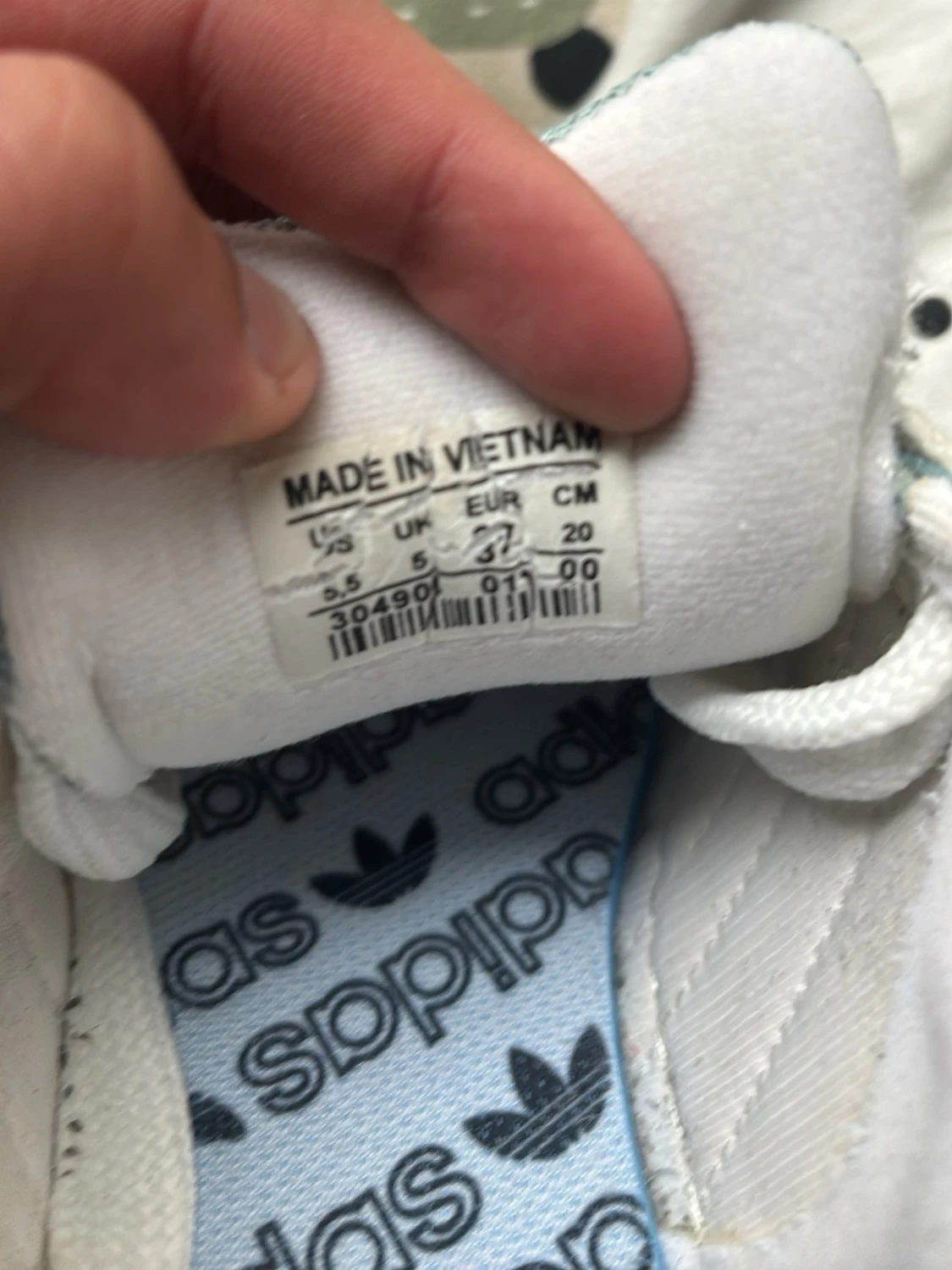 Vita Adidas sneakers med gummisula